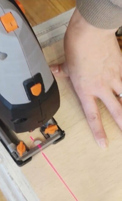 レーザーガイドに合わせてジグソーで正確にカットしていく様子