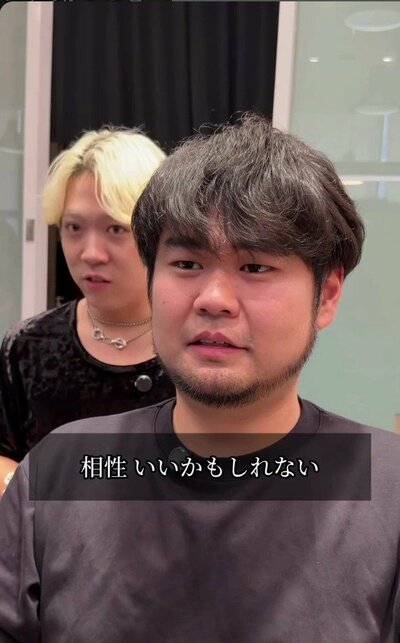 ボリュームがあり、前髪が額にかかる、髭のある男性の来店時の様子（ビフォー）