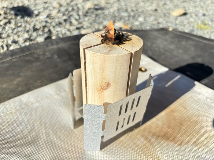 少しトーチが燃えるとヒノキのいい香りがほのかに香る