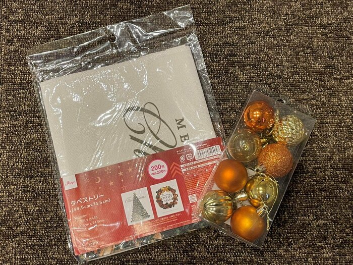 「タペストリー」税込220円と「クリスマスボール8個」税込110円