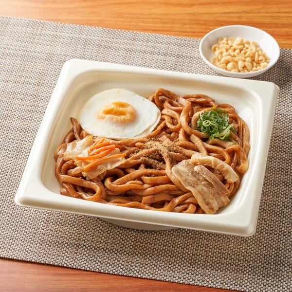 ファミリーマートの新商品：資さんうどん監修　大盛　焼きうどん（ソース味）