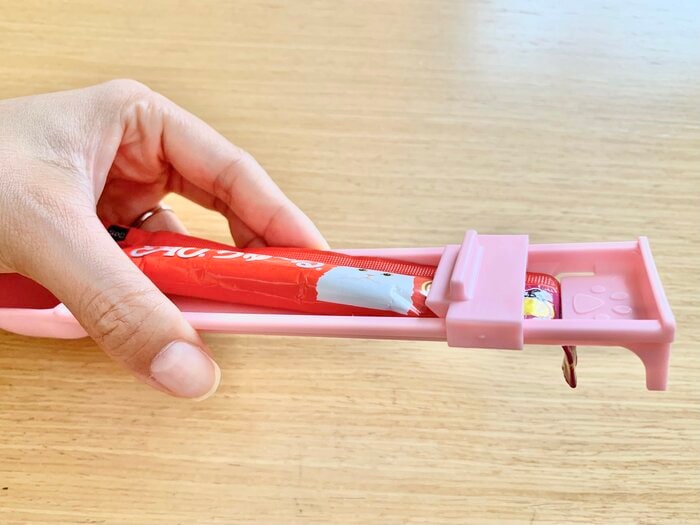 続いて、スライダー下の穴に差し込みます