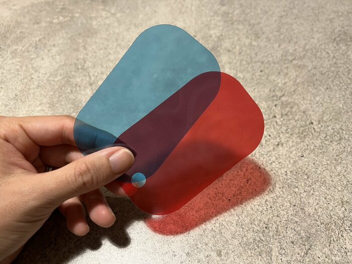 まずは赤と青のカードを重ねます