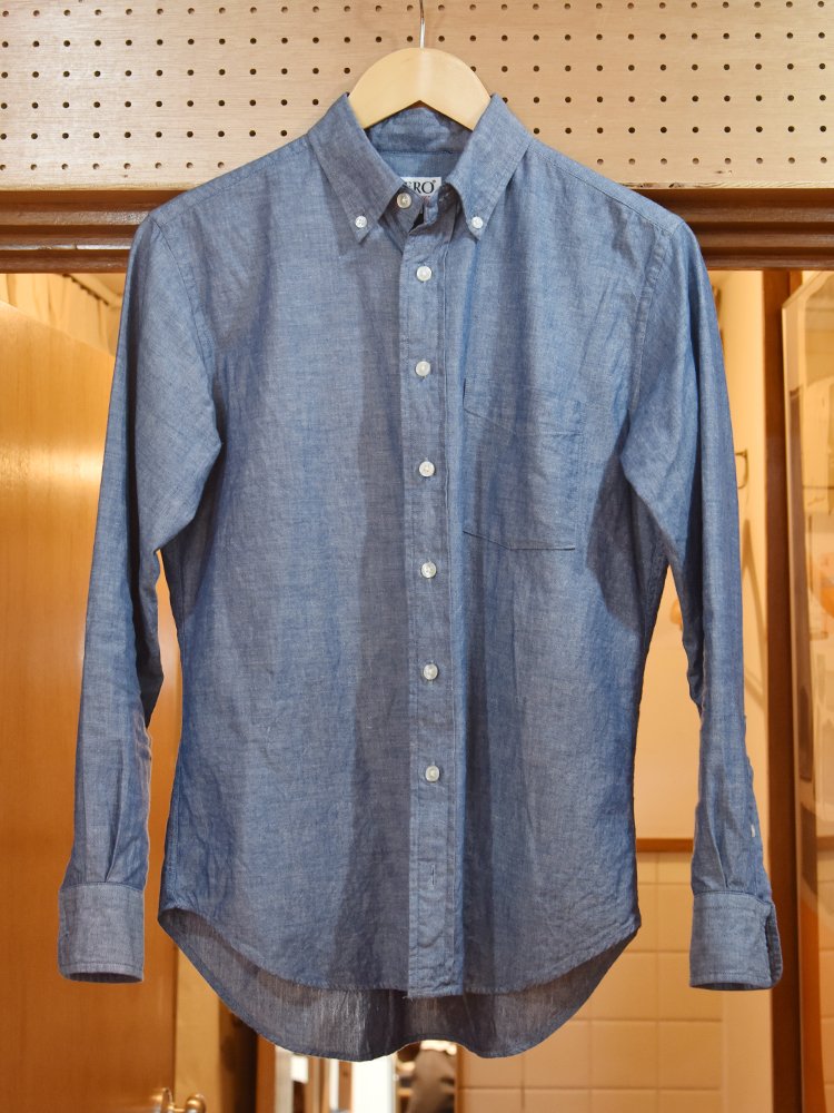 80年代のアイビーブームを牽引した老舗シャツメーカー。ボックスプリーツにハンガーループなどディテールは正統派のアメトラ仕様。生地、縫製ともに日本製。SERO / シャンブレーボタンダウンシャツ ￥10,780