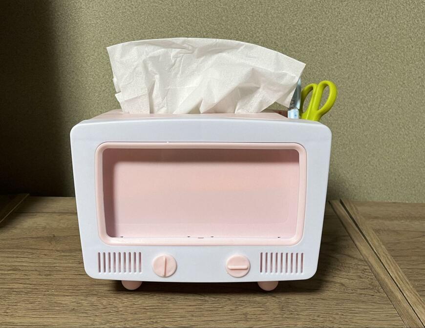 筆者撮影（ダイソー、テレビ型スマホスタンド（ティッシュボックス、ペン立て付））