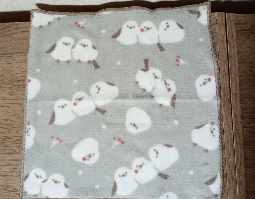 出所：筆者撮影（セリア、ふんわりハンドタオルシマエナガ柄）