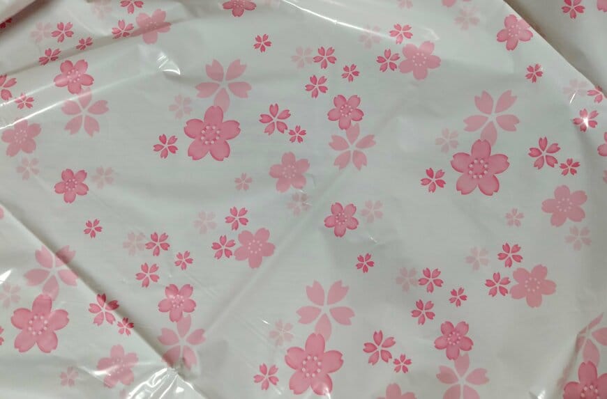 筆者撮影（ダイソー、ビニール 和柄風呂敷（さくら柄 5枚 90×90cm））