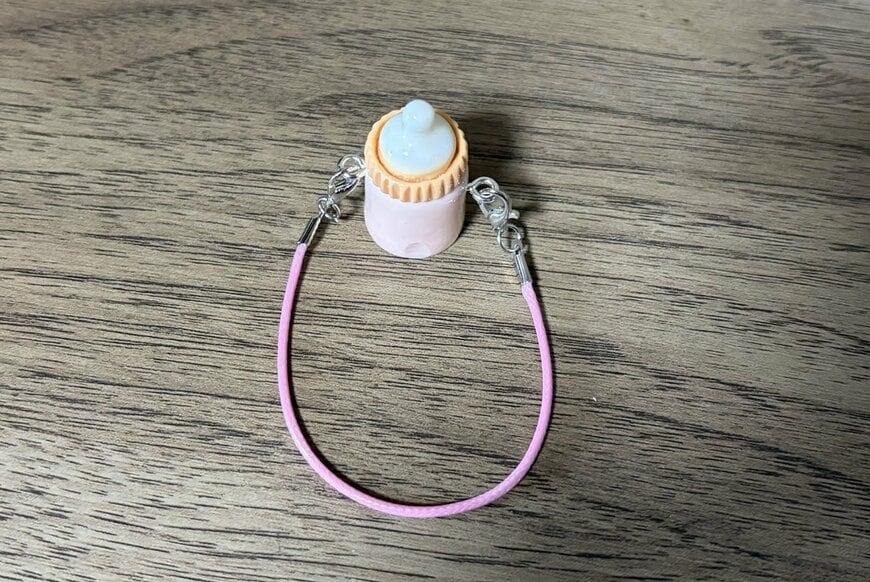 筆者撮影（セリア、ぬい用 肩掛け哺乳瓶）