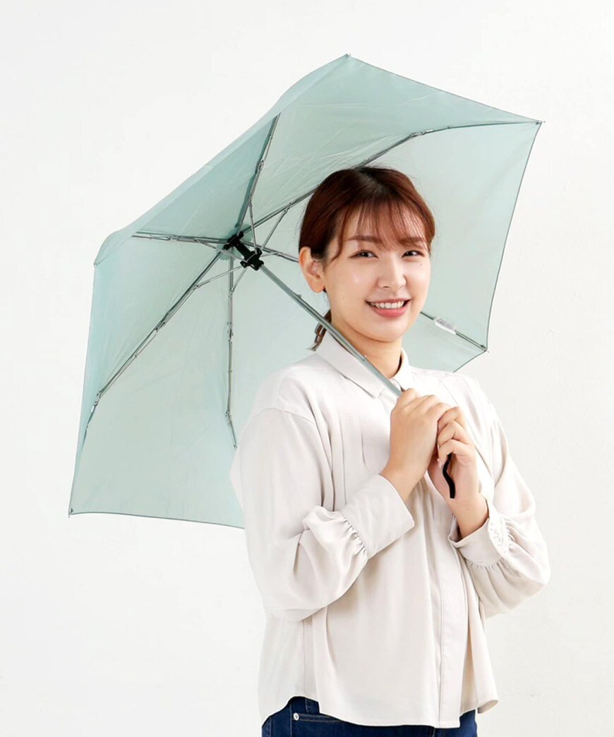 出所：3COINS　ポケフラットロゴ折り畳み傘