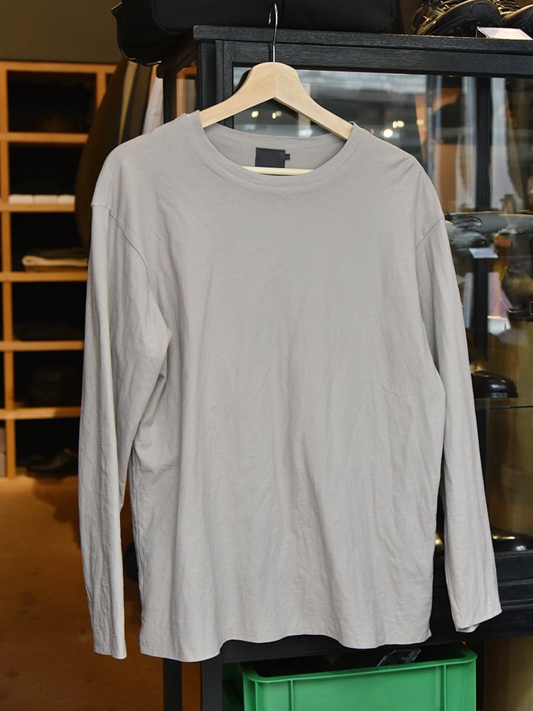 高級インド綿の極細番手の糸を用いた滑らかな肌触りのカットソー。繊細な生地は1枚だと透けてしまうため、2枚仕立てにしている。裾や袖口に縫製ステッチが露出しないミニマルなルックスもポイント。comm.arch. / DOUBLE LAYERED L/S TEE 16,500円 ※あいにく取材当日に完売