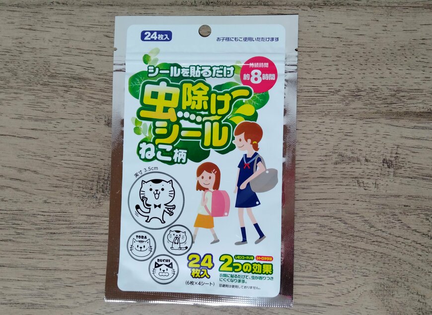 筆者撮影（セリア、虫除けシール 24枚入り 猫柄）