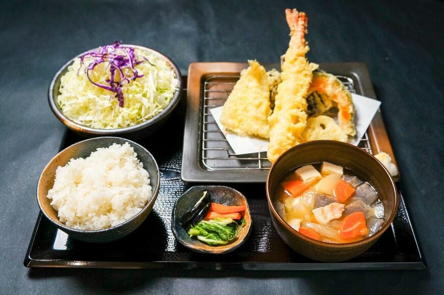 飲食店で「天ぷら定食の持ち帰り」をお願いしたら…　想像の斜め上を行く提供スタイルに「ある意味再来店を狙える」