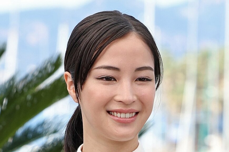 広瀬すずの雰囲気ガラリ！ルイ・ヴィトンの爽やか白ドレス＆妖艶な黒ドレスで10年ぶりカンヌに降臨 神々しい美しさが話題に