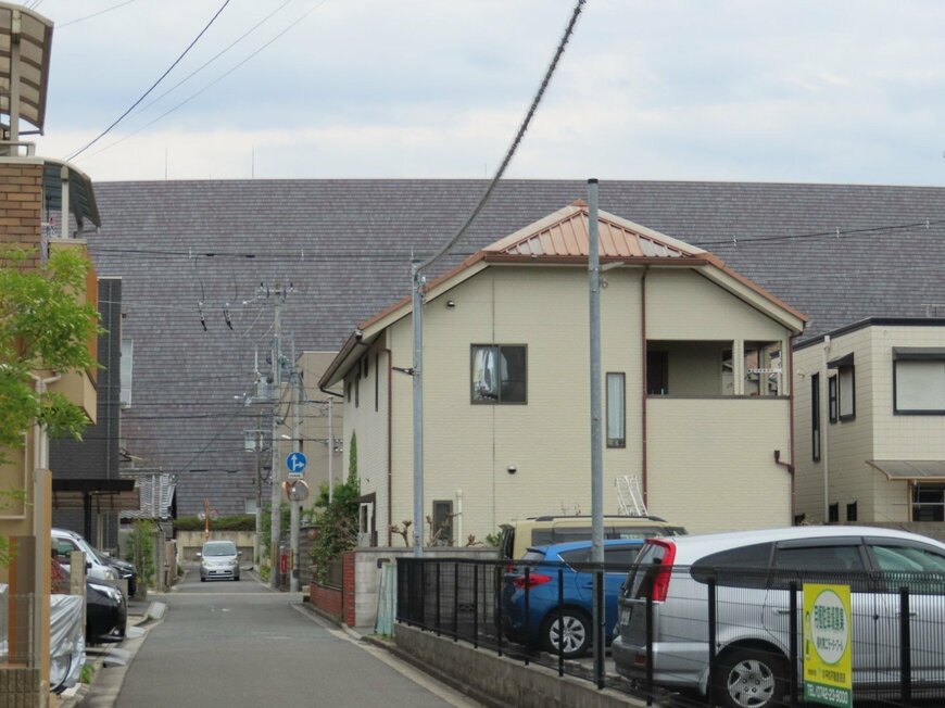 奈良県の住宅街にそびえ立つ巨大な壁　謎の壁の正体について考察＆大喜利する声が続出