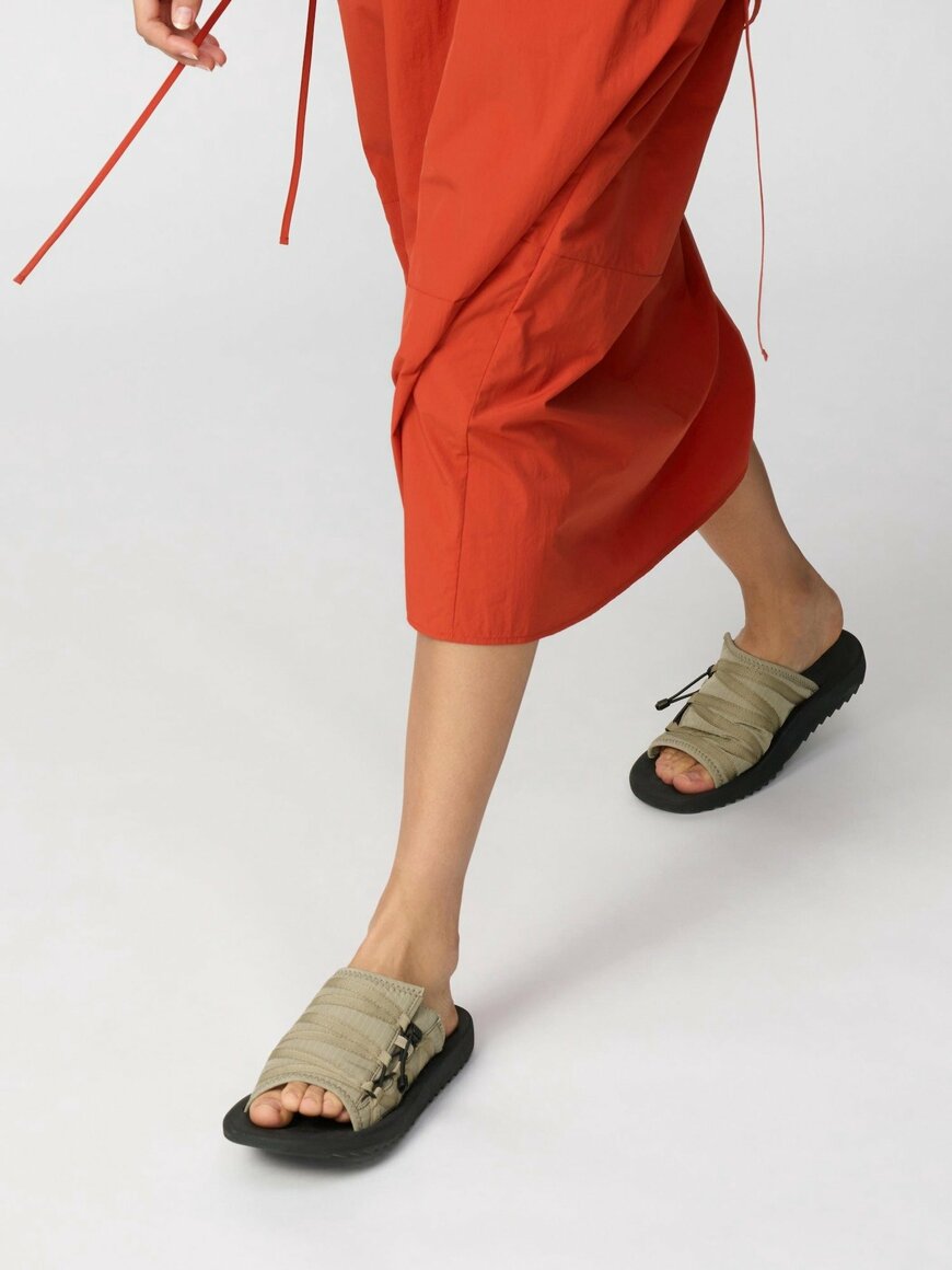 ユニクロ公式　スライドサンダル