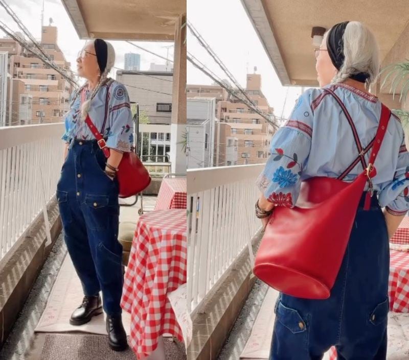 デニムパンツに赤いバッグを合わせたコーデ