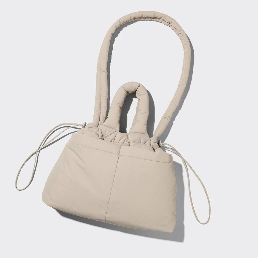 巾着のひもを締めればバッグの容量を調節することも可能