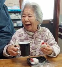 【80代夫婦のおやつ】大好物を楽しむおじいちゃんとおばあちゃん…大きさを比べる姿に癒される人続出「本当に可愛い」「3つも食べたんだ」