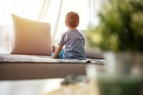 「子供用ハーネス」を着用している子はかわいそう？　かわいそうだと思う人の割合を調べてみると…