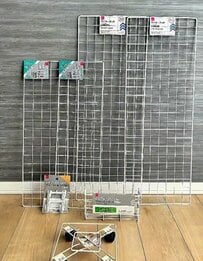 【100均DIY】ダイソーのワイヤーネットで玄関スッキリ！移動できる〈おもちゃ入れ〉に驚嘆！「めちゃくちゃいいですね！」と話題