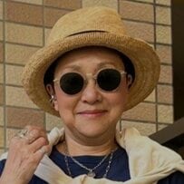 【64歳マダム】しまむらの〈キッズTシャツ〉をおしゃれに着こなす！デニム×赤の差し色でおしゃれな「大人アメカジコーデ」に