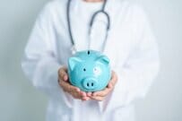 介護保険料、過去最高を更新、1人あたり平均月6360円に。40歳から支払いが始まる「介護保険料」年収500万円なら「月額いくら」の負担になる？ 