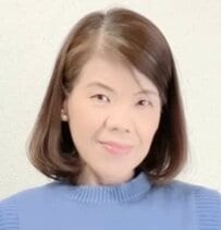 【60代マダム】寒暖差が激しい春…着る服に迷う→爽やかな”ブルーのベスト”でカジュアルコーデ！春らしい雰囲気がおしゃれ