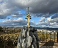 ドラクエのロトの剣を撮影してみたら…父と子の比較写真に32万いいね「世代感の差」「両方に違う良さがある」