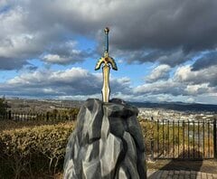 ドラクエのロトの剣を撮影してみたら…父と子の比較写真に32万いいね「世代感の差」「両方に違う良さがある」