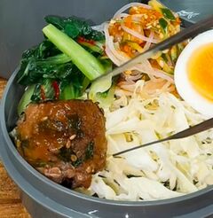 50代大工が作る【ニラ豚だんご弁当】スタミナ抜群＆タレが絡んでご飯がすすむビジュアルに悶絶！