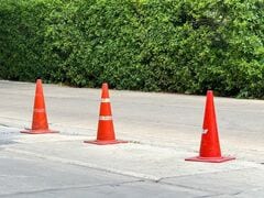 「保育園のお散歩みたいでかわいい」小さな緑色の三角コーン 健気にバーを支える姿にほっこり