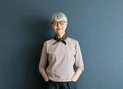 【70代マダム】ギンガムチェックが可愛い「秋コーデ」。ブラウン×デニム合わせの色づかいで叶える素敵スタイル
