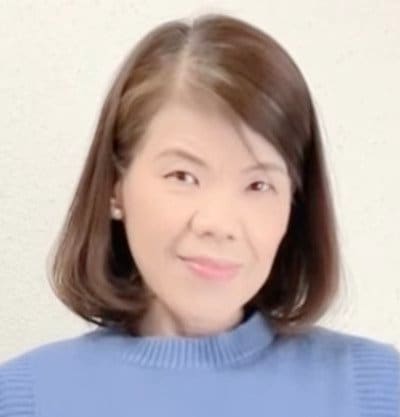 【60代マダム】寒暖差が激しい春…着る服に迷う→爽やかな”ブルーのベスト”でカジュアルコーデ！春らしい雰囲気がおしゃれ