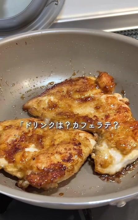 【チキンステーキ弁当】ぶ厚い鶏むね肉がずらり！手前にはハートの卵焼きと顔つきのちくわで可愛さも満点