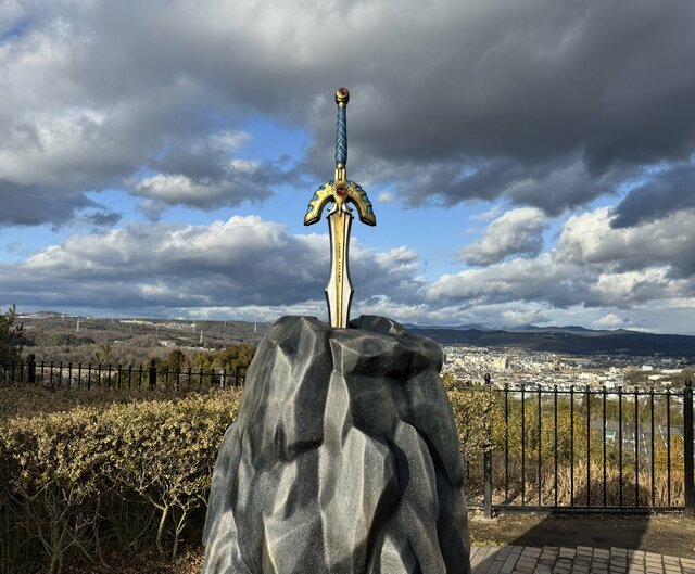 ドラクエのロトの剣を撮影してみたら…父と子の比較写真に32万いいね「世代感の差」「両方に違う良さがある」
