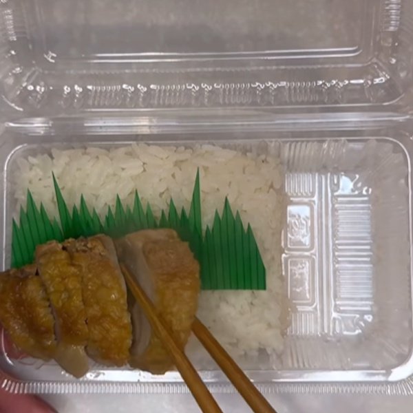 【ボリューム満点】お肉がどーん！とのった「フードパック弁当」フォークを使った華麗な詰めワザに注目！