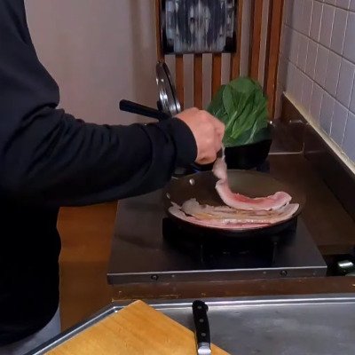 父が作る【豚バラカルビ丼弁当】照りのあるタレが絡んだ豚バラカルビを隙間なく敷き詰めたお弁当が美味しそう！彩りも綺麗で「食欲増す」と話題