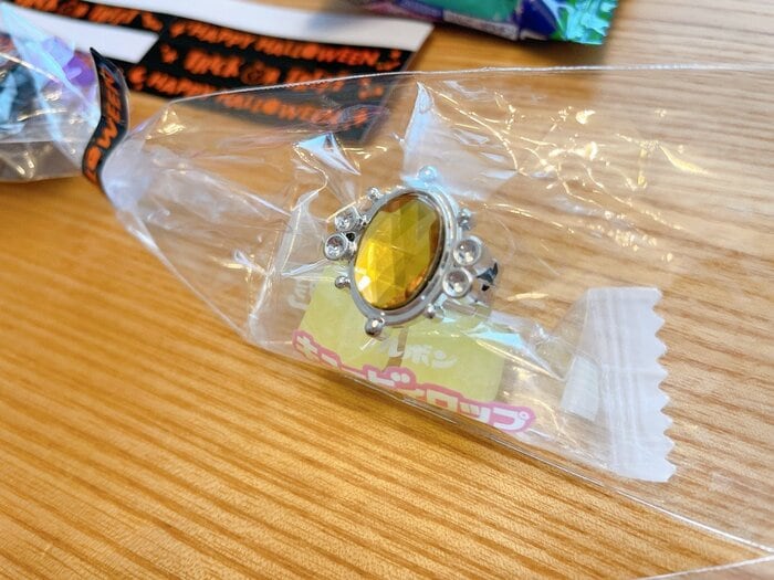子ども用のキラキラ指輪をキャンディと一緒に入れてみました
