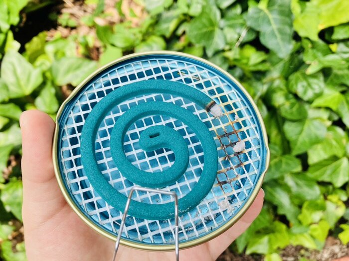 線香のヤニが付着し、変色したネット