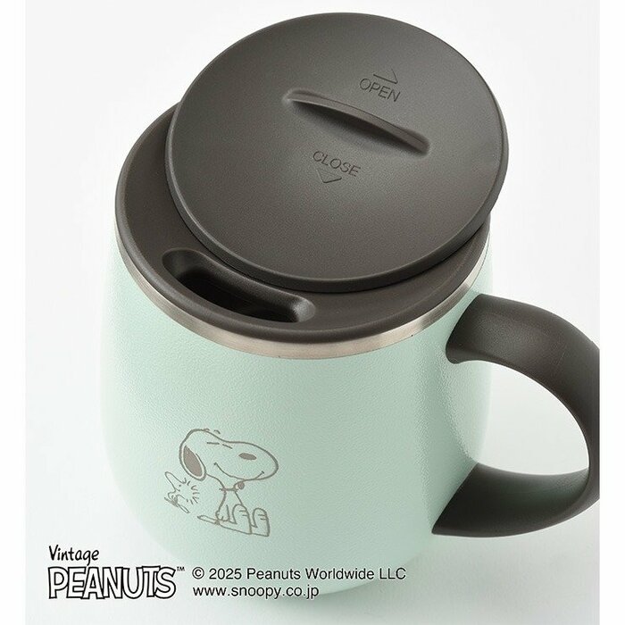 中身がこぼれにくいスライド式の蓋が付いています