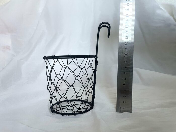 かごの部分は高さ約10cmで、フックの部分まで入れた高さは約16cm