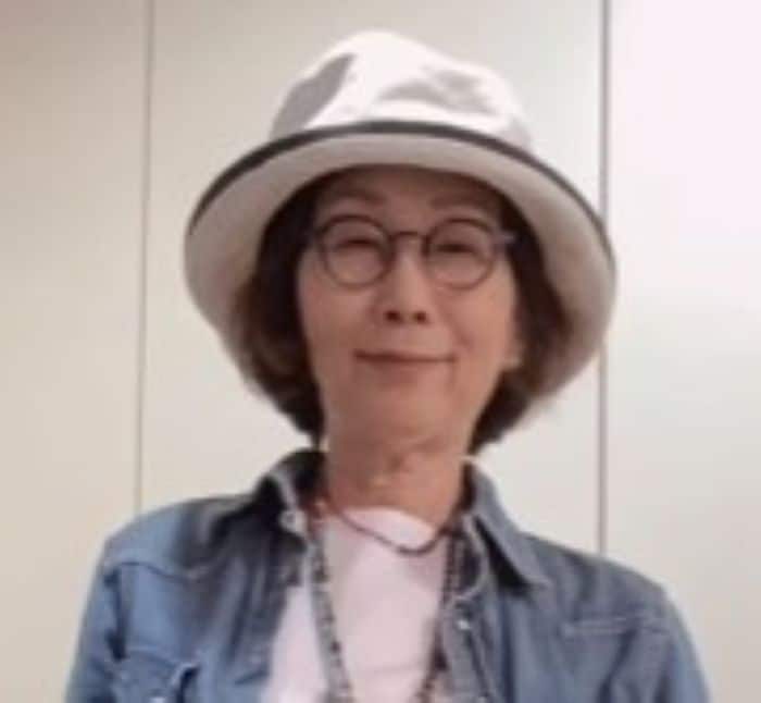 【75歳マダム】自作の「ラップスカート」アフリカン柄が主役の個性派コーデが素敵