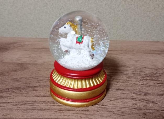 筆者撮影（ダイソー、スノーボール（木馬））