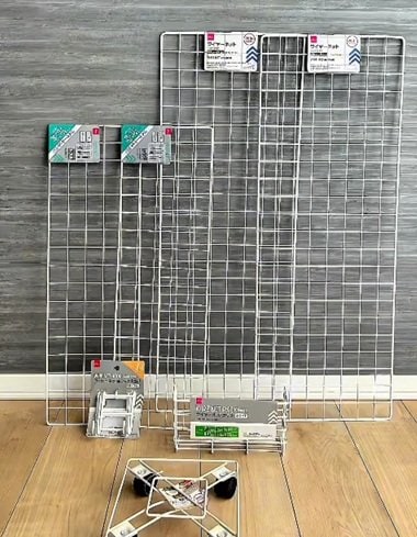 【100均DIY】ダイソーのワイヤーネットで玄関スッキリ！移動できる〈おもちゃ入れ〉に驚嘆！「めちゃくちゃいいですね！」と話題