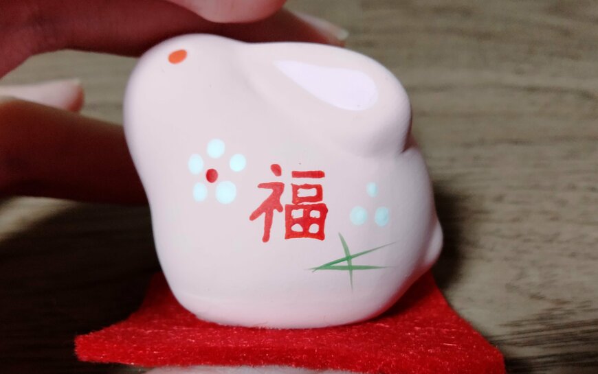 筆者撮影（ダイソー、置物（卯、座り、赤目））