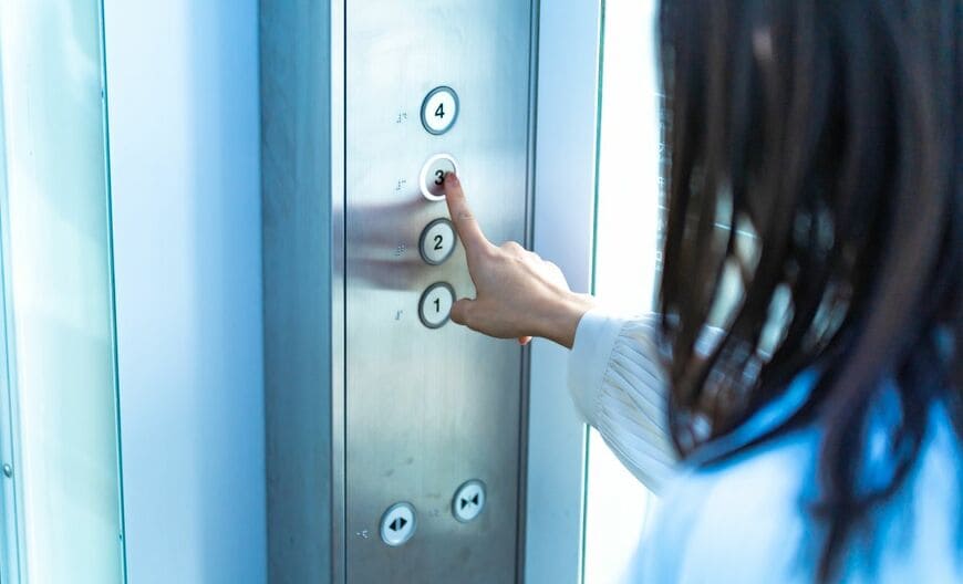 広島市佐伯区役所のエレベーターで見つけた「とある工夫」　思いやりあふれる設備に「素晴らしい」と称賛の声