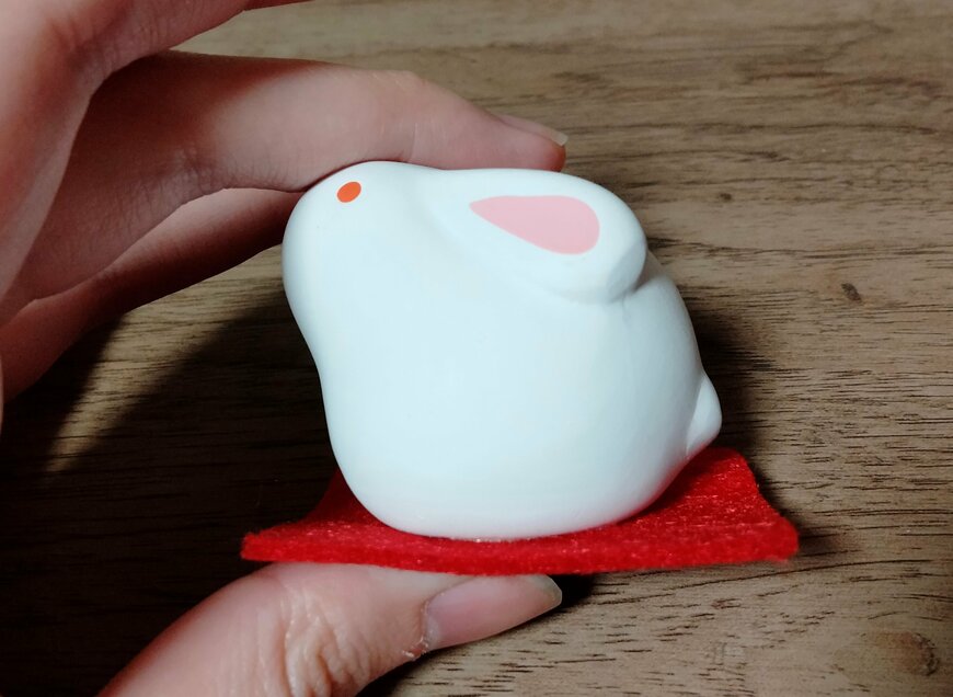 筆者撮影（ダイソー、置物（卯、座り、赤目））