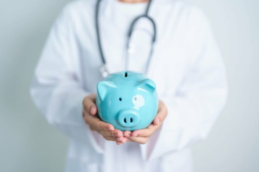 介護保険料、過去最高を更新、1人あたり平均月6360円に。40歳から支払いが始まる「介護保険料」年収500万円なら「月額いくら」の負担になる？ 