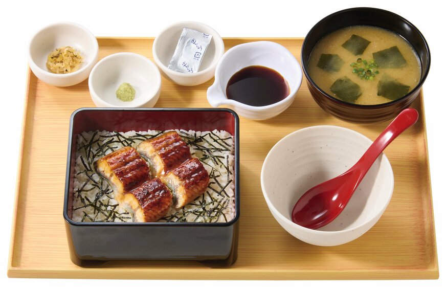 出所：株式会社プレナス「「やよい軒」夏の風物詩“うなぎ”が今年も登場！　無料のだしをかけてひつまぶし風贅沢アレンジ　『うなぎまぶし定食』『特うなぎまぶし定食』『うなぎ御膳』」