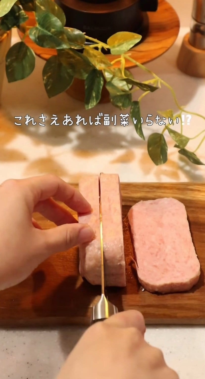 【胃袋婚6年目】大きくてカラフルな具が食欲をそそる！「スパムおにぎり弁当」がおいしそう